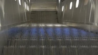 Yürüyen merdiven kamerayı yukarı taşır.