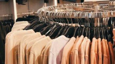 Moda gençlik giyim askıları bir giyim mağazası bir alışveriş merkezinde asılı.