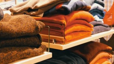 Nürnberg, Almanya - 3 Aralık 2018: Askı Giyim Mağazası bir alışveriş merkezinde satırda raflara yığılmış şık giysiler.