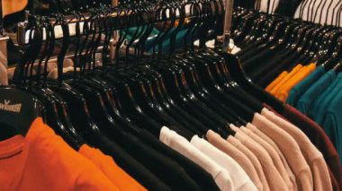 Nürnberg, Almanya - 3 Aralık 2018: Askı Giyim Mağazası bir alışveriş merkezinde satırındaki asılı şık giysiler.