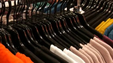 Nürnberg, Almanya - 3 Aralık 2018: Askı Giyim Mağazası bir alışveriş merkezinde satırındaki asılı şık giysiler.