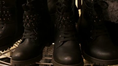 Pahalı lüks deri siyah çizme Ayakkabı vitrin mağaza alışveriş merkezi veya alışveriş merkezi