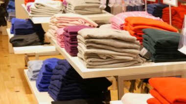 Nürnberg, Almanya - 3 Aralık 2018: Askı Giyim Mağazası bir alışveriş merkezinde satırda raflara yığılmış şık giysiler.