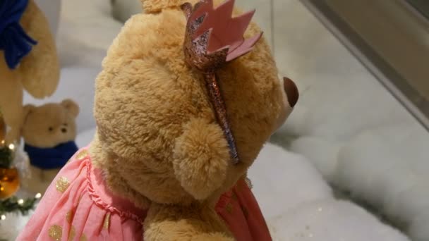 Princess Speelgoed Bruin Teddybeer Een Jurk Kroon Ronddraaien Een Winkelcentrum — Stockvideo