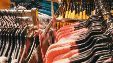 Nürnberg, Almanya - 3 Aralık 2018: Askı Giyim Mağazası bir alışveriş merkezinde satırındaki asılı şık giysiler.