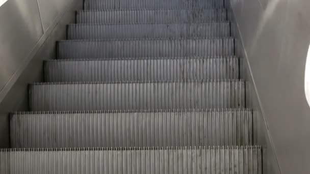 Escalator gris marches élégantes se déplacent vers le haut . — Video