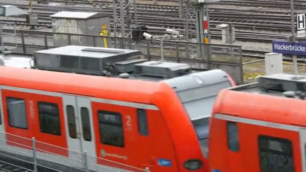 München, Duitsland - December 2, 2018: Treinen waarop treinen in de regen in de buurt van het centraal station in München rijden. — Stockvideo