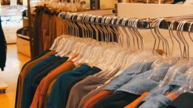 Moda gençlik giyim askıları bir giyim mağazası bir alışveriş merkezinde asılı.