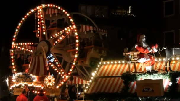 Nuremberg, Allemagne - 1er décembre 2018 : Feux clignotants fascinants illumination du ciel nocturne sombre de la roue Baby Ferris sur le marché de Noël — Video