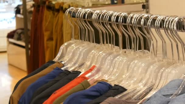 Eleganti Vestiti Appesi Fila Appendini Negozio Abbigliamento Centro Commerciale — Video Stock