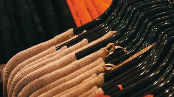 在购物中心的服装店里 挂在衣架上的时尚青年服装 — 图库视频影像