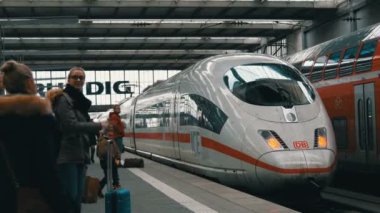 Münih, Almanya - 2 Aralık 2018: Güzel modern beyaz yüksek hızlı tren yakın çekim. Münih'in ana tren garının yanında kişi geçiş.