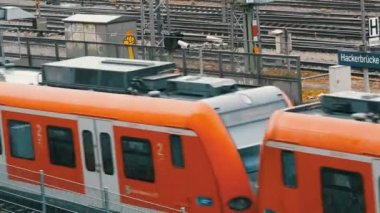 Münih, Almanya - 2 Aralık 2018: üzerinde trenler Münih'in Ana Tren Garı yakınındaki bu yağmurda binmek demiryolu tren.