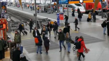 München, Almanya - 2 Aralık 2018: Acele turistlere yolcular bavul yürüyüş boyunca, Münih Ana Tren İstasyonu ile.
