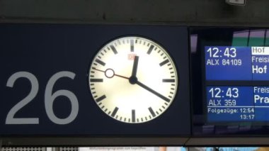 Münih, Almanya - 2 Aralık 2018: ulaşım ve trenler plan, elektronik kurulu Almanca olarak bulunmakta. Gece gündüz, Münih Ana Tren İstasyonu istasyonunda.