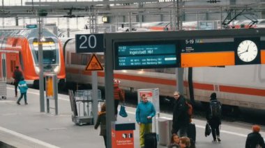 Münih, Almanya - 2 Aralık 2018: ulaşım ve trenler plan, elektronik kurulu Almanca olarak bulunmakta. Gece gündüz, Münih Ana Tren İstasyonu istasyonunda.