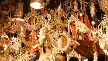 Ahşap figürler rüzgarda sallanan bir Noel dini Temalar ile. Noel Noel ve yeni yıl için dekor olarak Ahşap oyuncaklar.
