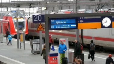 Münih, Almanya - 2 Aralık 2018: ulaşım ve trenler plan, elektronik kurulu Almanca olarak bulunmakta. Gece gündüz, Münih Ana Tren İstasyonu istasyonunda.