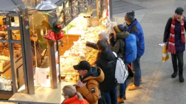 Münih, Almanya - 2 Aralık 2018: Fast Food Kiosk Münih Ana İstasyonu.