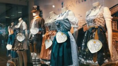 Güzel çeşitli kadın Ulusal Bavyera kostümleri dirndl vitrin üzerinde