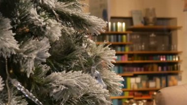 Konforlu Noel vitrin, güzel Noel ağacı yakın çekim dekore edilmiş