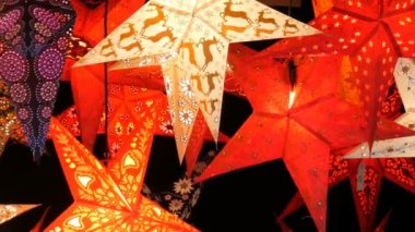 Noel pazarı Almanya'da Noel yıldız ışıkları parlayan güzel dekoratif kağıt