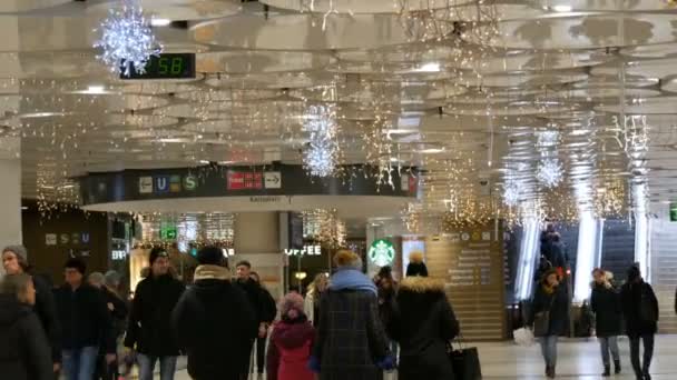 Munich, Allemagne - 2 décembre 2018 : Passage souterrain piétonnier décoré de Noël dans lequel les gens sont pressés, Karlsplatz, Stachus — Video