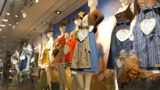 Piękny różnych damskie bawarskie stroje ludowe dirndl na sklepowej — Wideo stockowe