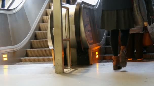 Munich, Allemagne - 2 décembre 2018 : Les gens montent sur les marches de l'escalator . — Video