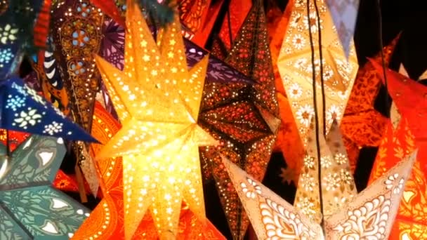 Papel decorativo bonito brilhando luzes de estrelas de Natal no mercado de Natal na Alemanha — Vídeo de Stock