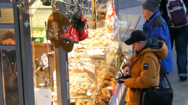 München, Duitsland - December 2, 2018: fastfood Kiosk op het Centraal Station van München. — Stockvideo