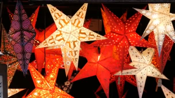 Hermoso papel decorativo brillante estrellas de Navidad luces en el mercado de Navidad en Alemania — Vídeo de stock