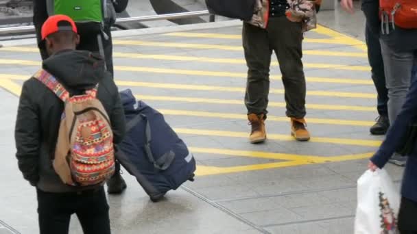 Munique, Alemanha - 2 de dezembro de 2018: passageiros turistas apressados com malas caminham ao longo da principal estação ferroviária de Munique . — Vídeo de Stock