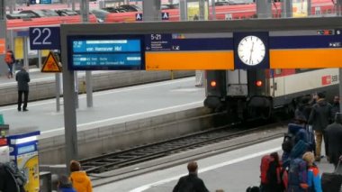 Münih, Almanya - 2 Aralık 2018: ulaşım ve trenler plan, elektronik kurulu Almanca olarak bulunmakta. Gece gündüz, Münih Ana Tren İstasyonu istasyonunda.