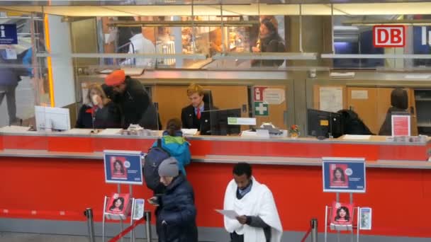 München, Deutschland - 2. Dezember 2018: Informationsdienst des Münchner Hauptbahnhofs. — Stockvideo