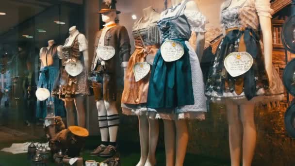 Beautiful various womens national Bavarian costumes dirndl on shop window — Stock Video