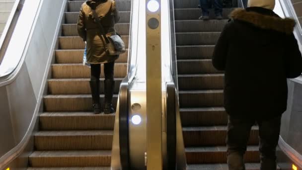 Munich, Allemagne - 2 décembre 2018 : Les gens montent sur les marches de l'escalator . — Video