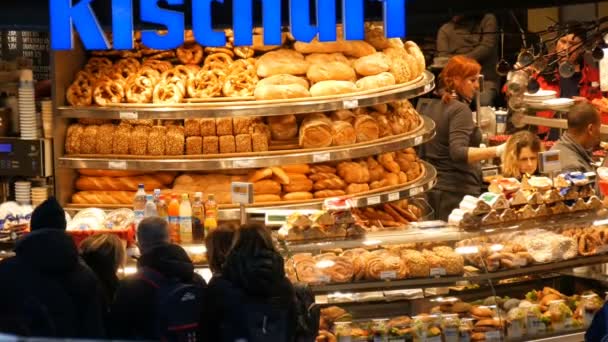 München - 02.12.2018: Bäckerei am Hauptbahnhof in München. — Stockvideo