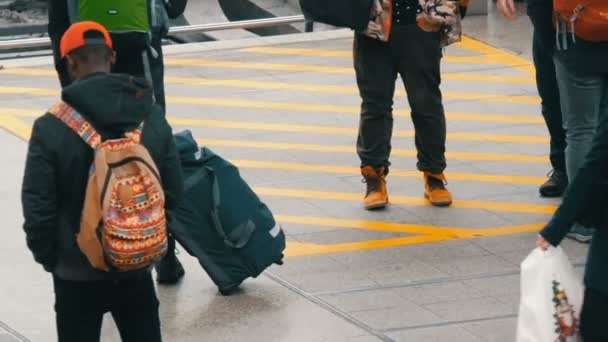 Múnich, Alemania - 2 de diciembre de 2018: Apresurando a los pasajeros con maletas a caminar por la estación principal de tren de Múnich . — Vídeo de stock