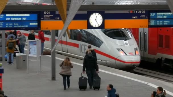 Mnichov, Německo - 2. prosince 2018: Vývodech příjezdů a odjezdů vlaků je psán v němčině. Nonstop nádraží na hlavní nádraží v Mnichově. — Stock video