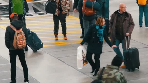 München, Tyskland - 2 December 2018: Skynda sig turister passagerare med resväskor promenad längs centralstationen i München. — Stockvideo