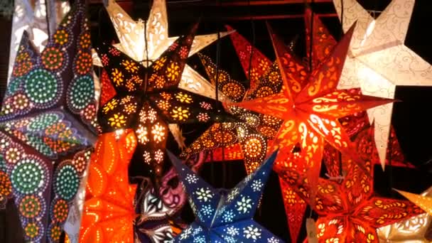 Hermoso papel decorativo brillante estrellas de Navidad luces en el mercado de Navidad en Alemania — Vídeo de stock