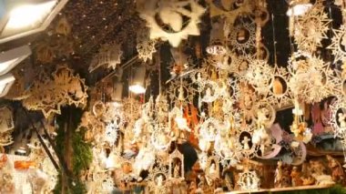 Ahşap figürler rüzgarda sallanan bir Noel dini Temalar ile. Noel Noel ve yeni yıl için dekor olarak Ahşap oyuncaklar