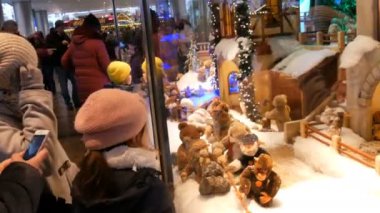 Münih, Almanya - 2 Aralık 2018: oyuncaklar sadece Noel tatili için açılır Marienplatz üzerinde hareket ile ünlü Münih vitrin. Yetişkin ve çocuk kalabalık üzerinde bak.