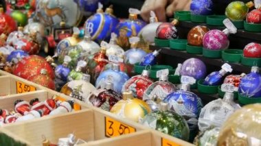 Münih, Almanya - 2 Aralık 2018: Çeşitli güzel Noel topları ve oyuncaklar Noel köknar Pazar sayaçta süslemek için. Yazıt Almanca