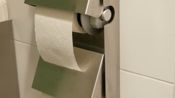 Dva rohlíky bílé toaletního papíru v kóji veřejné toalety. — Stock video