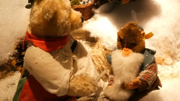 München, Deutschland - 2. Dezember 2018: die berühmte Münchner Vitrine mit beweglichem Spielzeug auf dem Marienplatz, die nur zu den Weihnachtsfeiertagen geöffnet hat. — Stockvideo
