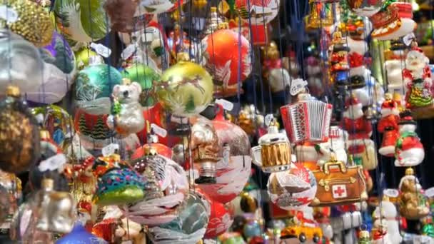Diverse mooie kerstballen en speelgoed voor het decoreren van de spar kerst op de markt-teller. Inscriptie in Duits — Stockvideo