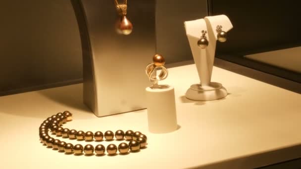 Contador con costosas joyas de lujo hechas de oro, plata, perlas en la ventana de la joyería — Vídeo de stock