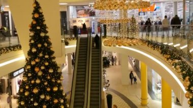 Nürnberg, Almanya - 3 Aralık 2018: yeni yıl ve Noel dekor alışveriş merkezi alışveriş merkezinde. Noel ışıkları ve altın renk topları çelenk.